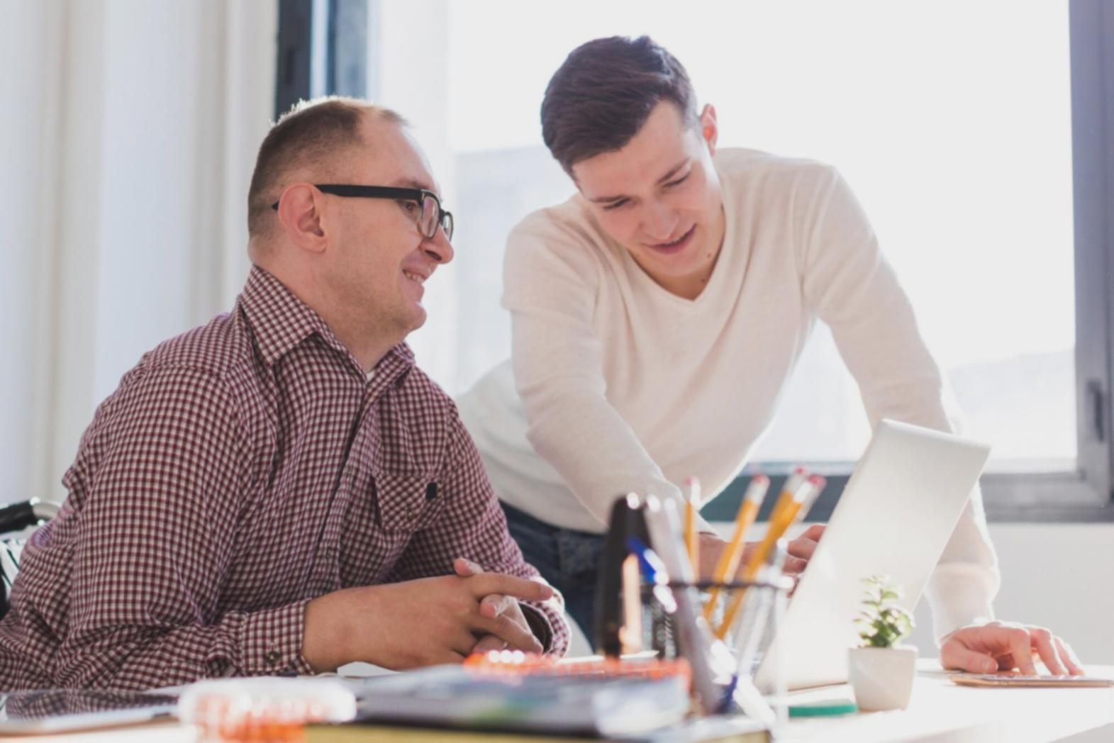 Modernes Schulungszentrum mit digitalen Arbeitsplätzen